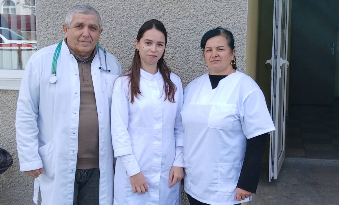 Мобільна бригада з вакцинації КНП «Сокирянський ЦПМСД» продовжує працювати заради здоров’я громади!
